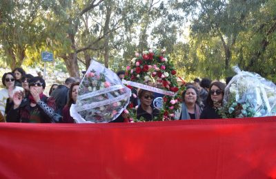 تشييع المدونة والناشطة الحقوقية لينا بن مهني والنساء يحملن جثمانها الى مثواها الاخير بمقبرة الجلاز-التيماء