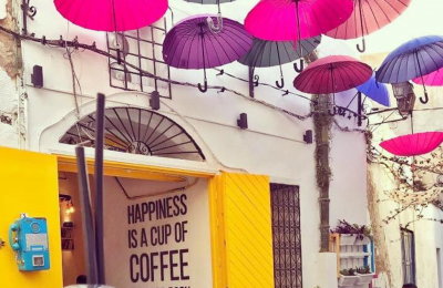 مقهى المظلات يعيد للكتاب رونقه -التيماء